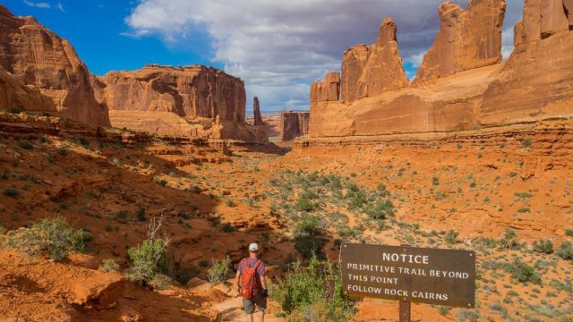 Rechts: Reste einer gigantischen Mauer?